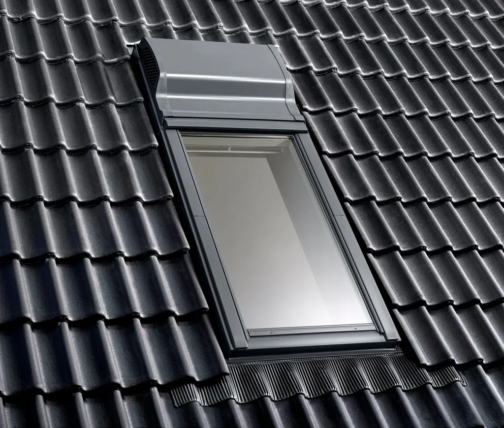 Dachfenster mit Lüftungselement über dem Fenster, Blick von außen