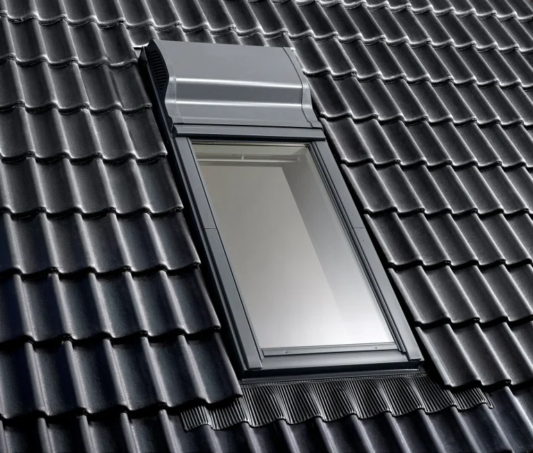 Dachfenster mit Lüftungselement über dem Fenster, Blick von außen