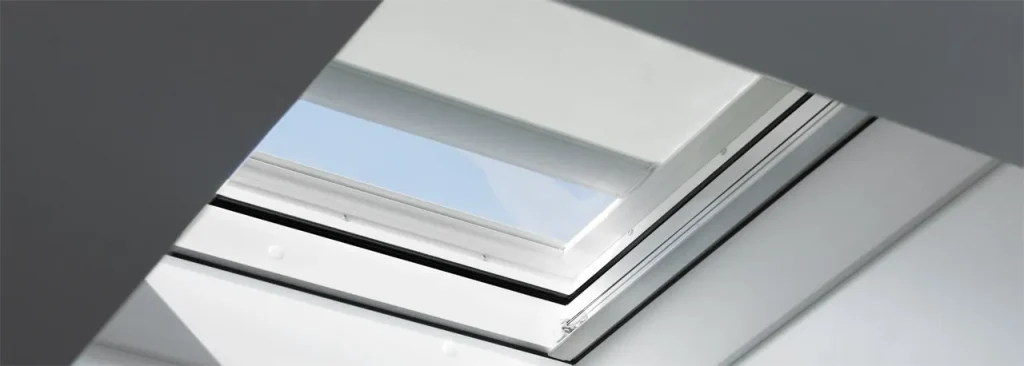 Flachdach-Fenster mit Hitzeschutz-Markise
