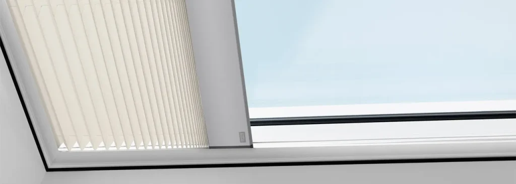Flachdach-Fenster mit Plissee