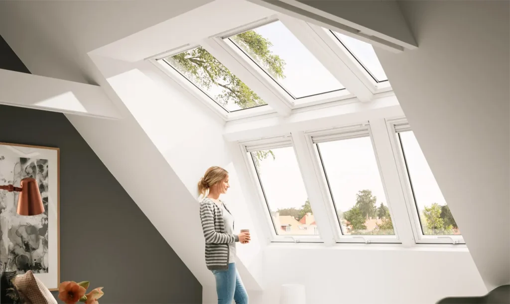 Gaubenähnliche Fensterfläche mit Blick nach draußen