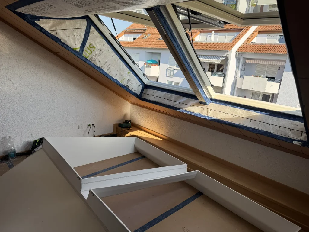 Im Umbau: Die neue Fensterkombination sitzt, der Innenausbau darunter ist noch offen