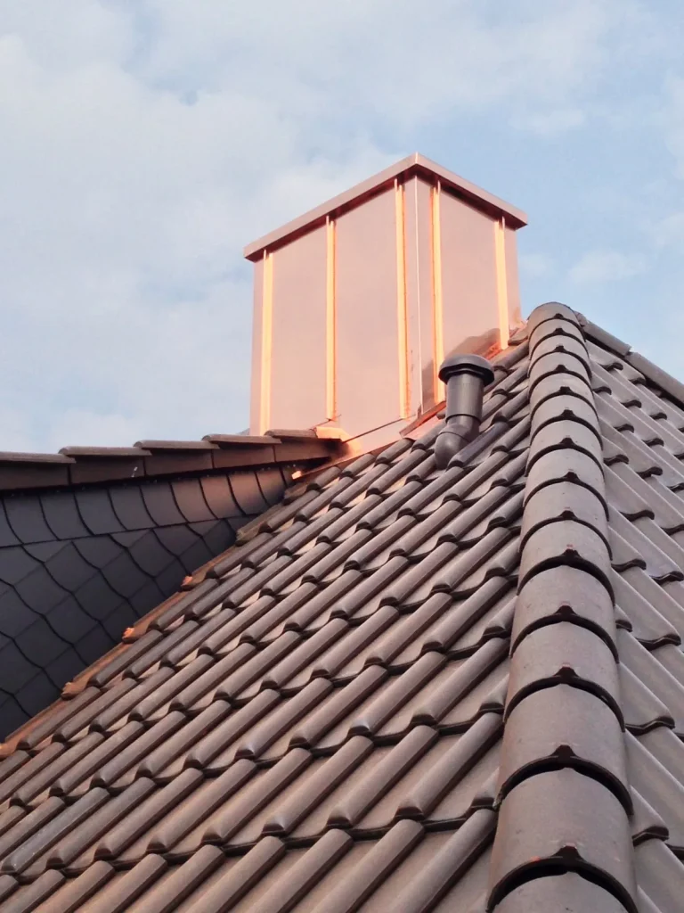 Kaminverkleidung aus Kupfer