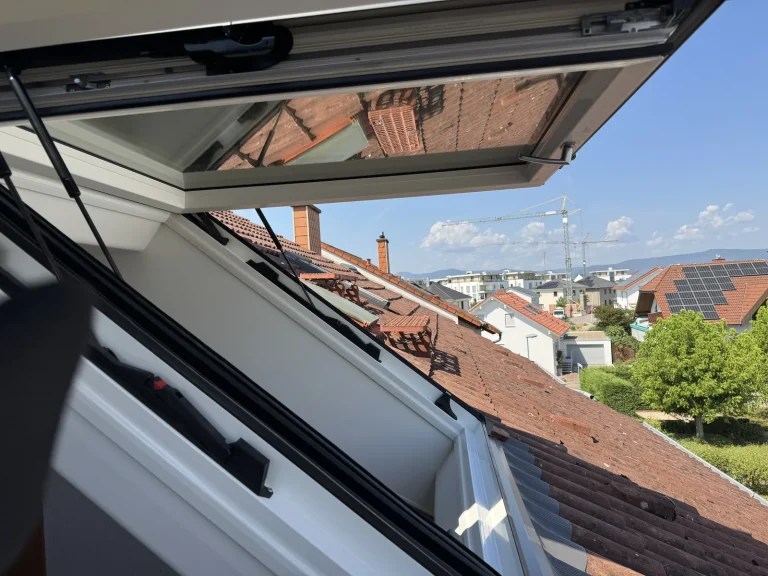 Nachher: Blick durch das geöffnete Fenster über die Dächer