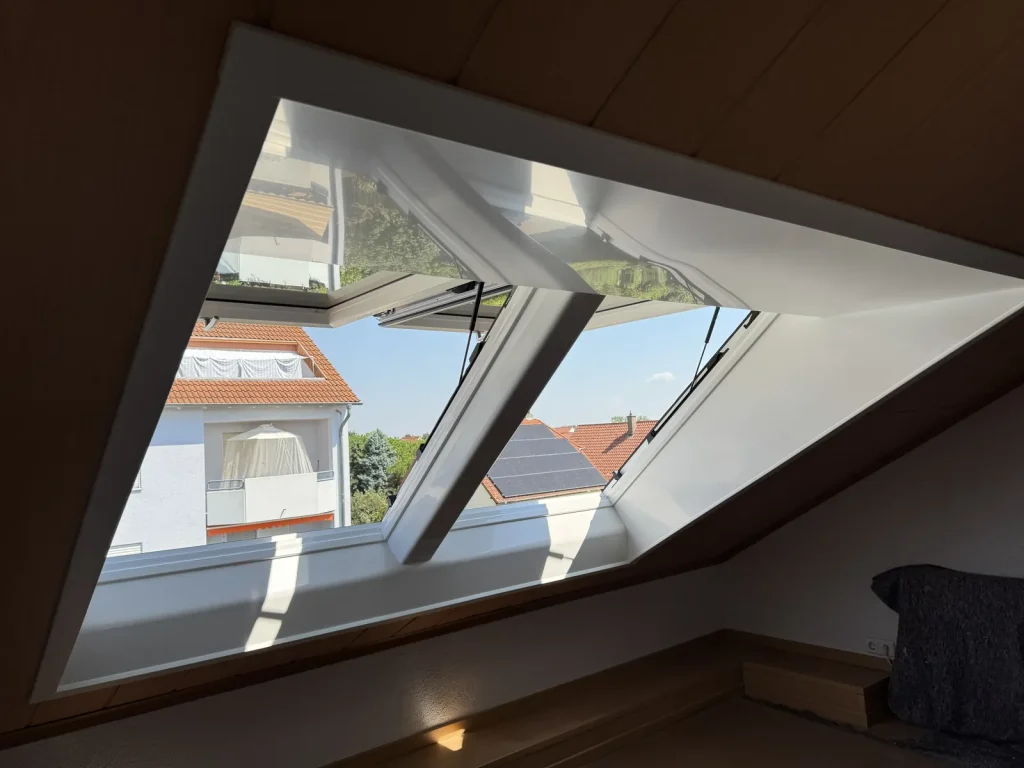 Nachher: dasselbe Zimmer mit durchgehender Fensterkombination