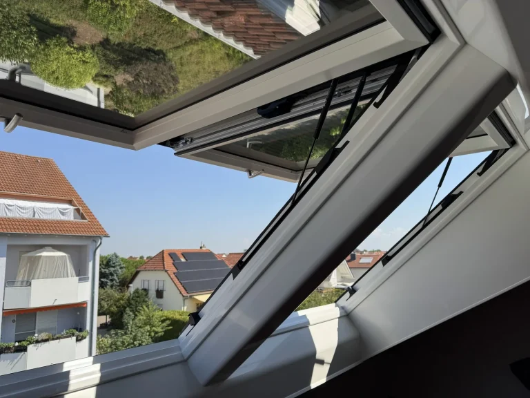 Nachher: geöffnetes Fenster mit Blick ins Grüne