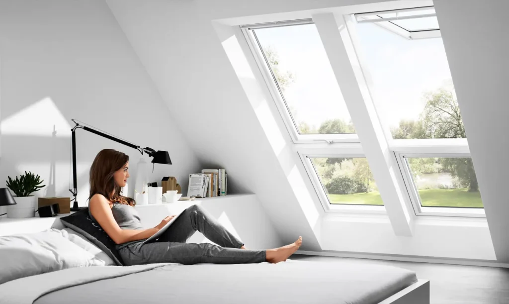 Vier kombinierte Dachfenster in einer Dachschräge